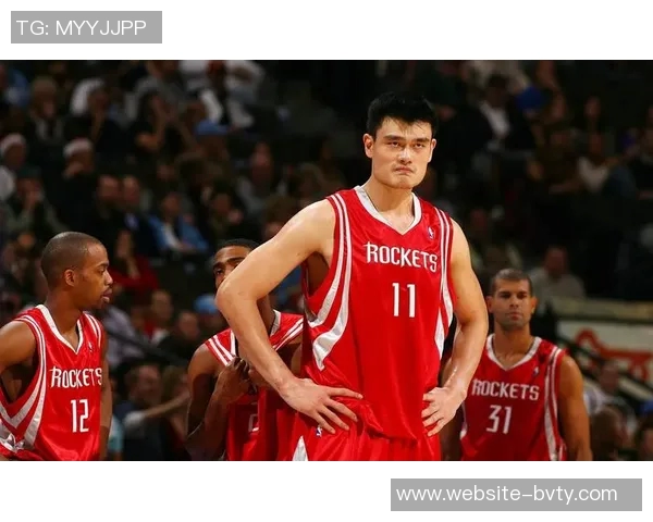 姚明谈篮球场内外的差异：透明竞技与复杂人生的对比分析